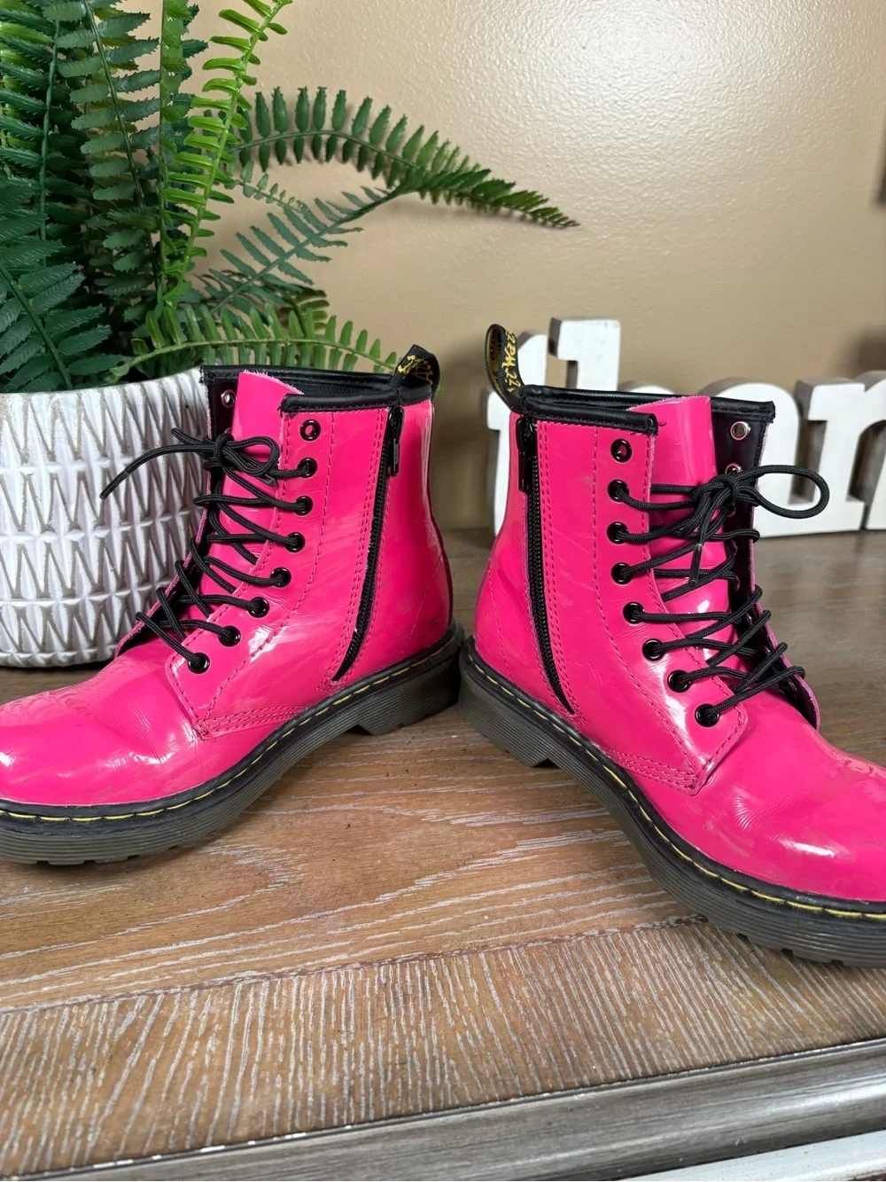 DR MARTENS DELANEY HOT PINK PATENT LAMPER BOOTS JUNIOR GIRLS SIZE 2